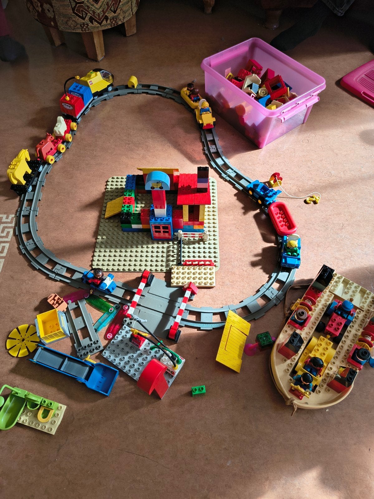 Grote partij LEGO Duplo met treinbaan, huis en grote boot, Inclusief minifiguren, Gebruikt, Ophalen of Verzenden, Duplo