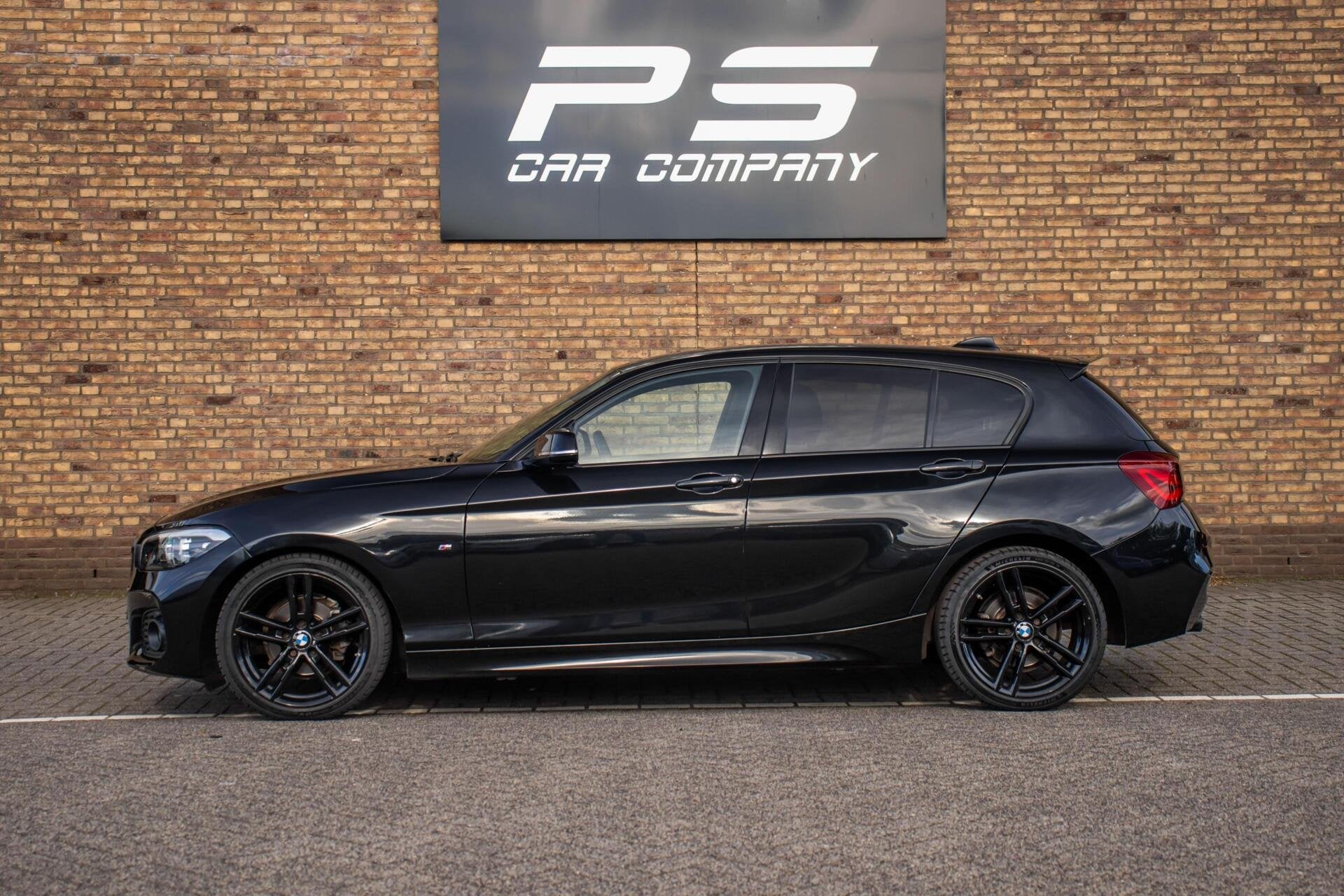 BMW 1-serie 118i M Sport Edition, Leder, Stoelverwarming, Auto's, Gebruikt, Met garantie (alle), Zwart, Leder