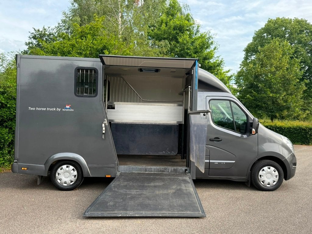 Renault Master Paardenwagen Horsetruck HENGSTEN LAGE KM, Dieren en Toebehoren, Paarden en Pony's | Trailers en Aanhangwagens, Overige materialen
