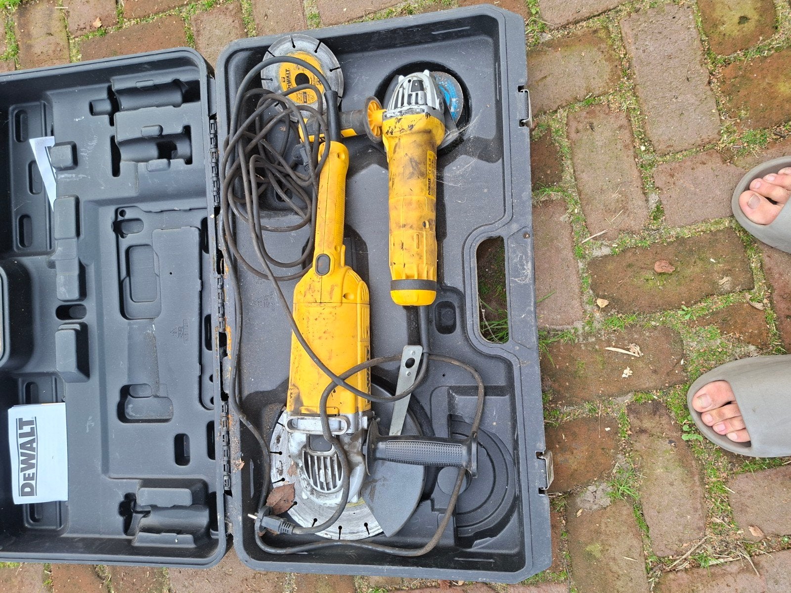 Foto 2 van DeWalt Haakse Slijpmachines DWE492S en DWE4207 in Koffer