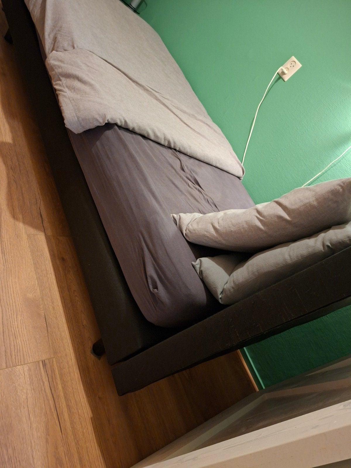 Boxspring eenpersoons bed.