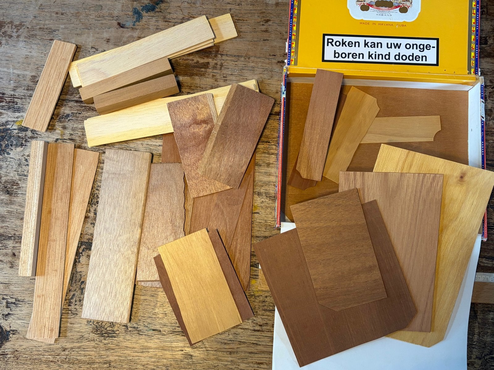 Diverse houtfineer/ceder stalen in sigarenkistje, Doe-het-zelf en Verbouw, Hout en Planken, Gebruikt, Minder dan 25 mm, Overige typen