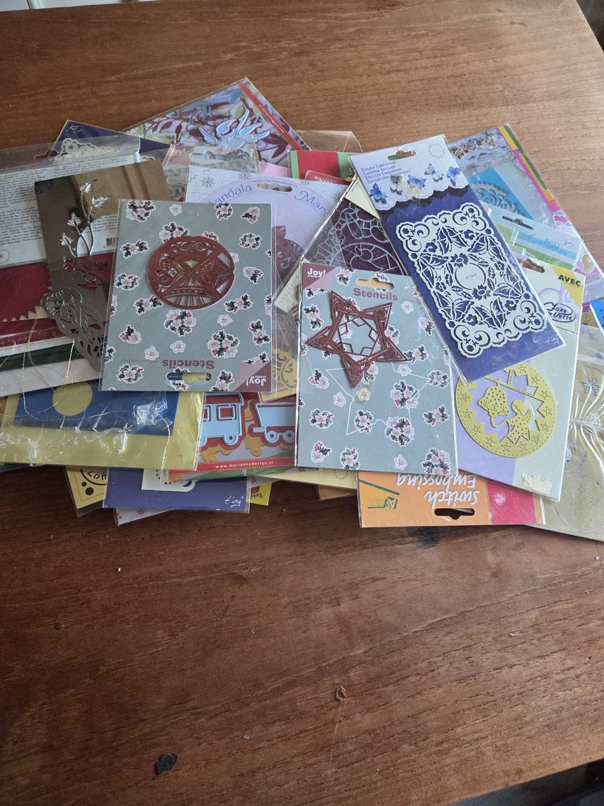 70 embossing- en borduurmallen, diverse soorten €25, Overige thema's, Nieuw, Meerkleurig, Overige merken
