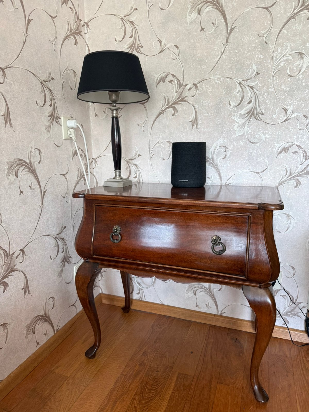 Queen Anne Stijl kastje met grote lade - Klassiek en Elegant, Gebruikt, 55 tot 75 cm, Rechthoekig, Hout