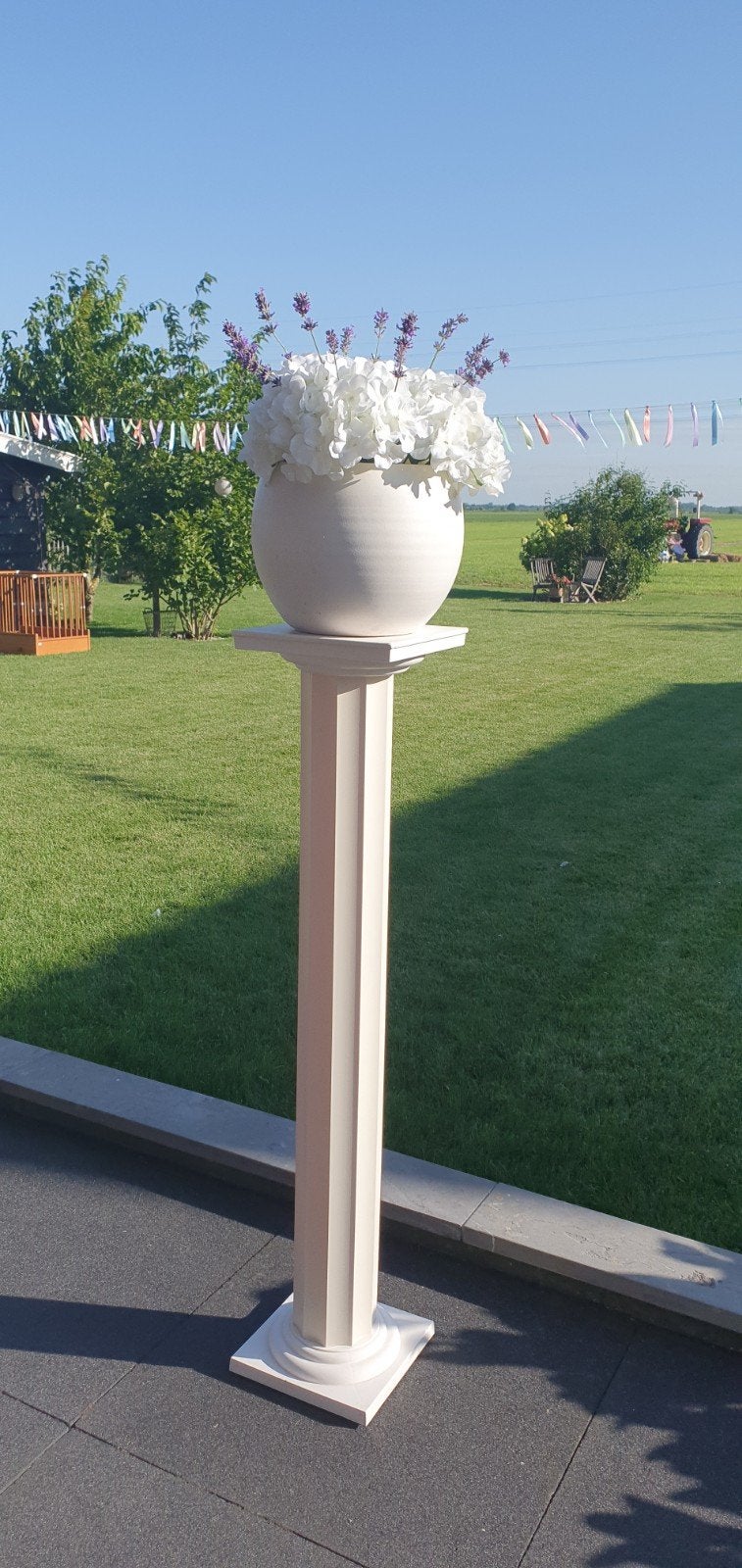 Decoratieve zuil met bloempot en kunstbloemen, Huis en Inrichting, Ophalen, Wit, Steen/keramiek, Klassiek