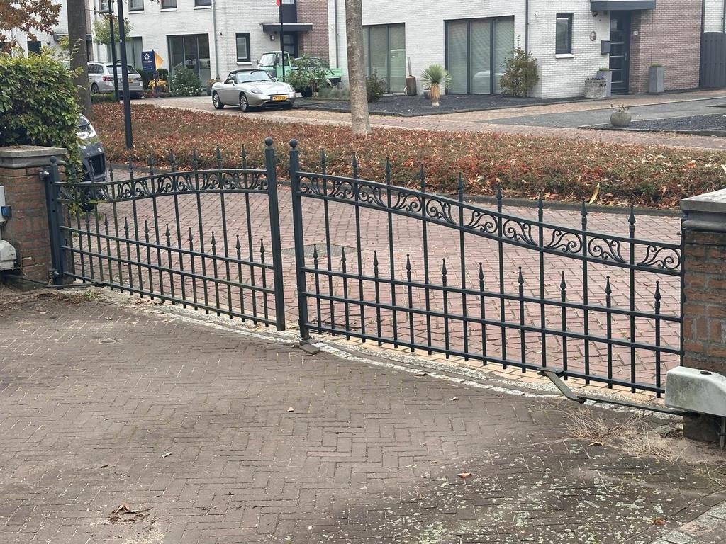 Sierhekwerk met poortopener lengte 2x270 en 1,20, Tuin en Terras, Tuinhekken en Hekwerk, Gebruikt, Sierhekwerk, IJzer, Met poort