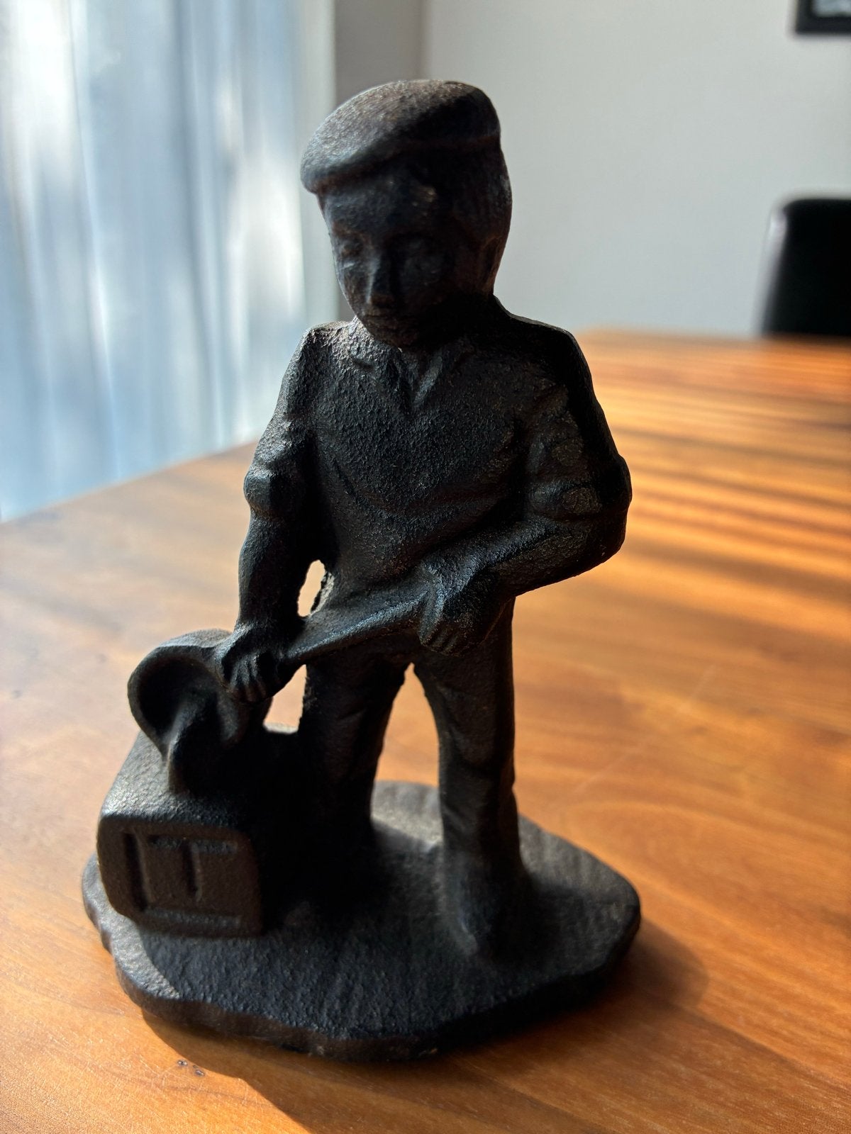 Vintage gietijzeren beeldje van jongen met koffer, Minder dan 20 cm, Ophalen of Verzenden, Handgemaakt, Zwart