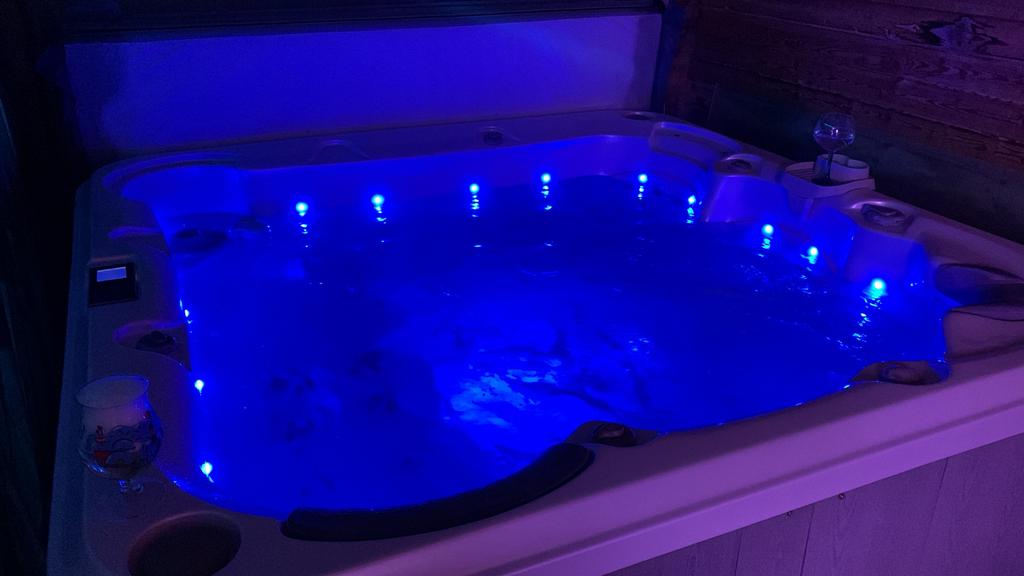 Jacuzzi met LED-verlichting en jets, Ophalen, Gebruikt, Trap, Vast