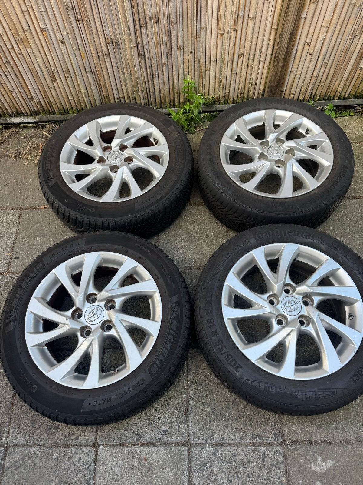Toyota Auris 16 inch velgen met All Season banden, Ophalen, Gebruikt, 16 inch, Banden en Velgen