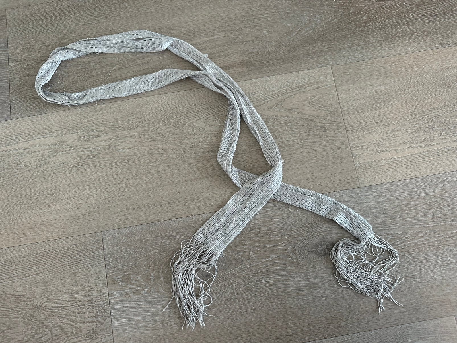 Zilverkleurige sjaal met franjes – lichtgewicht – one size, Ophalen of Verzenden, Zo goed als nieuw