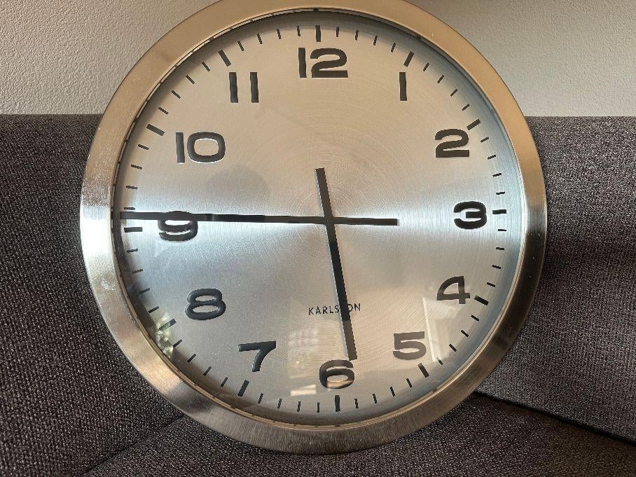 Karlsson klok 51 cm. de KLASSIEKER in alu, Ophalen, Zo goed als nieuw, Analoog, Wandklok