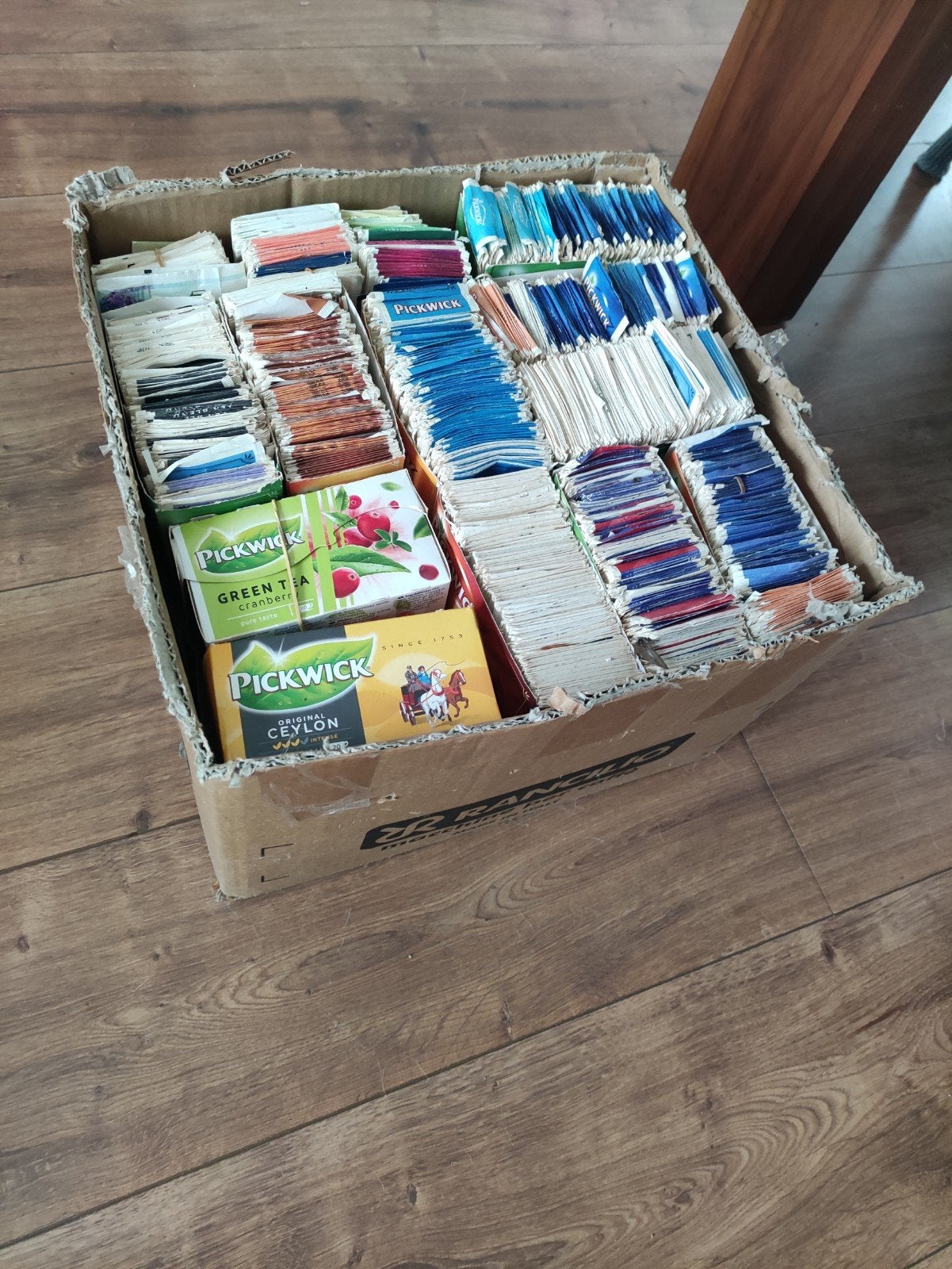 Grote doos met diverse oude Pickwick theezakjes, Hobby en Vrije tijd, Theezakjes, Ophalen, Theezakje(s)