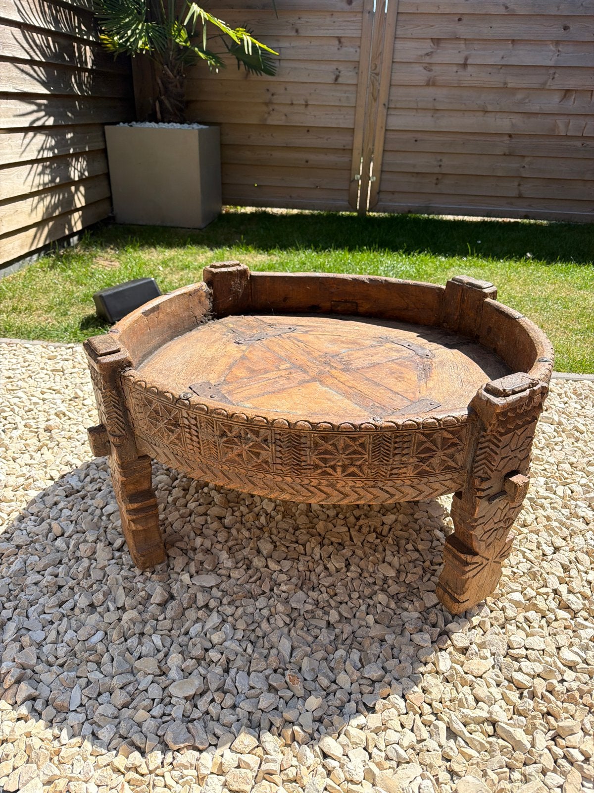Chakki handgesneden houten tafel, Ophalen