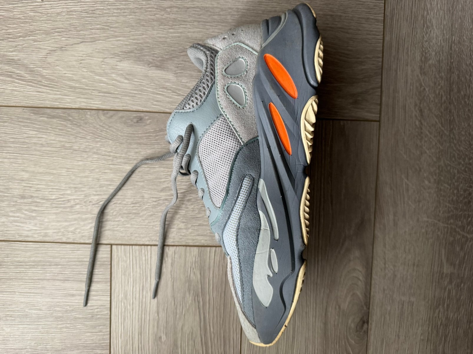 Yeezy 700V2 Adidas schoenen., Sport en Fitness, Ophalen of Verzenden, Zo goed als nieuw, Hardloopschoenen, Adidas