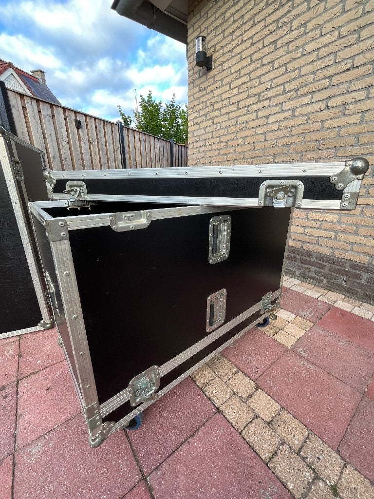 2 stuks flightcase inclusief 2 speakers, Gebruikt, Inclusief kabels, Speakerset, Ophalen