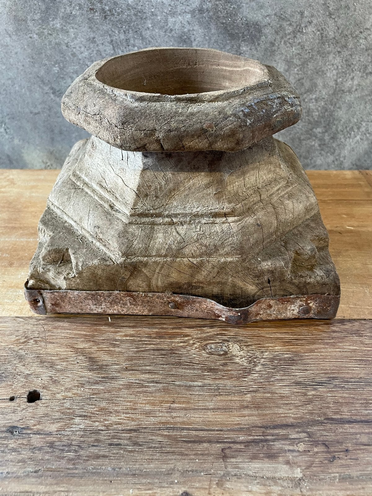 Antieke houten sokkel met metalen band, Ophalen