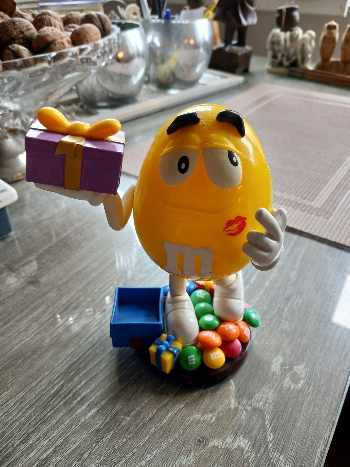 M&M's Gele Pinda Figuur met Cadeau en Kusafdruk, Ophalen of Verzenden, Gebruikt