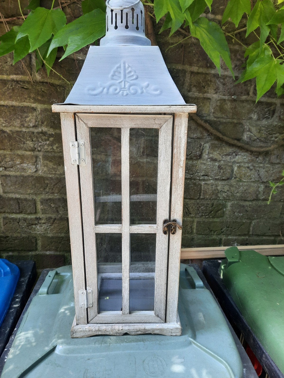 2 Windlichten - lantaarns, Huis en Inrichting, Woonaccessoires | Kandelaars en Kaarsen, Ophalen, 50 tot 75 cm, Wit, Zo goed als nieuw
