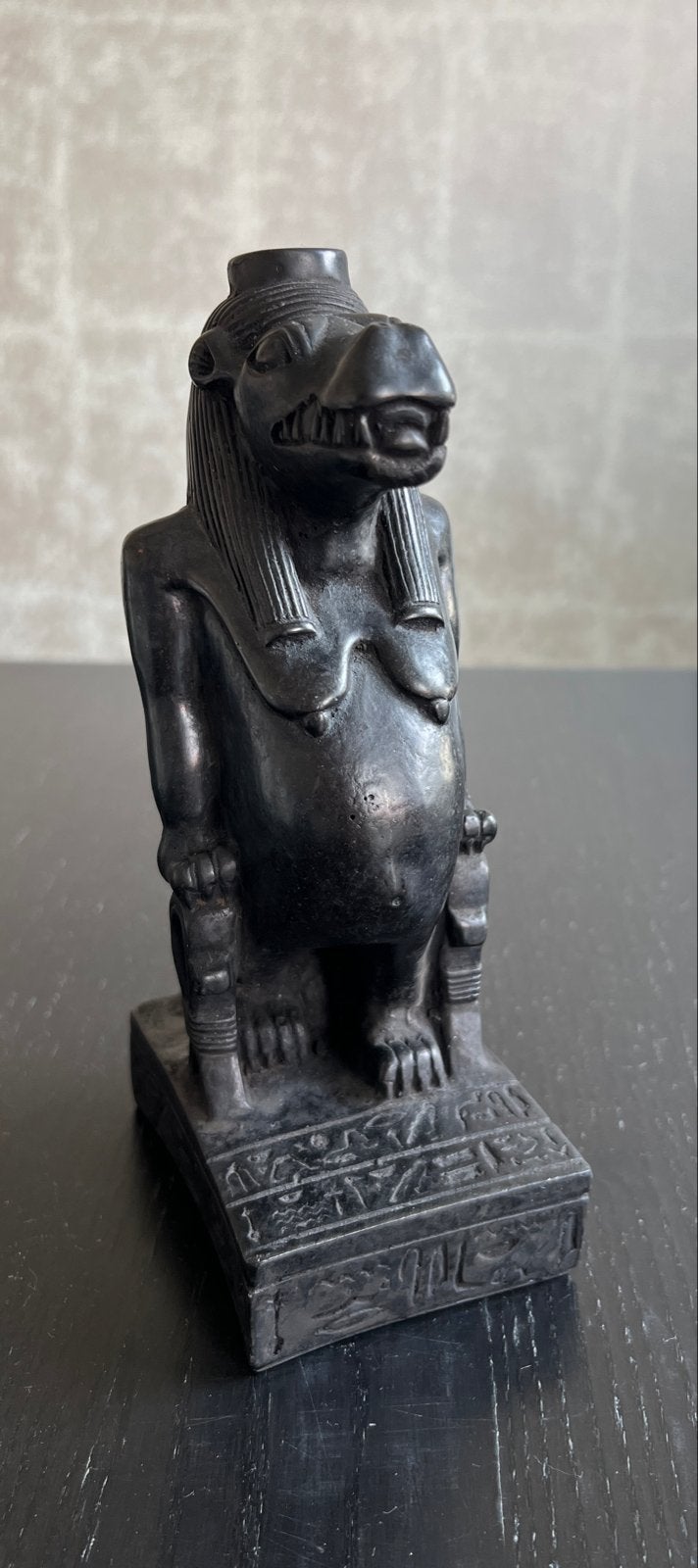 Taweret Beeldje - Egyptische Godin van Vruchtbaarheid, Antiek en Kunst, Minder dan 20 cm, Ophalen of Verzenden, Zwart, Op sokkel