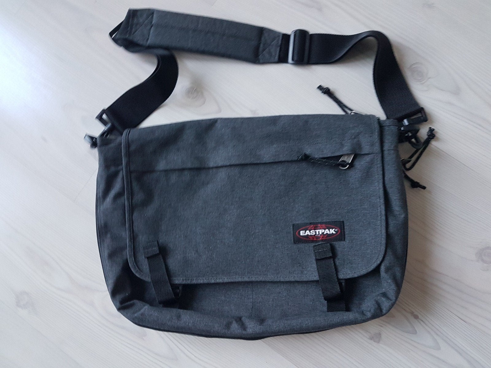 Eastpak Messenger tas, Ophalen of Verzenden, Zo goed als nieuw, Grijs