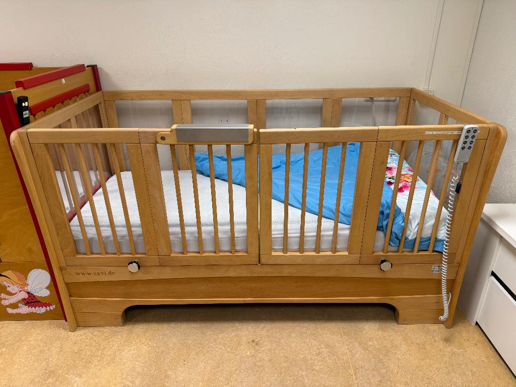 Savi hoog/laag bed met hoofdeind- en voeteindverstelling, Diversen, Ophalen, Gebruikt