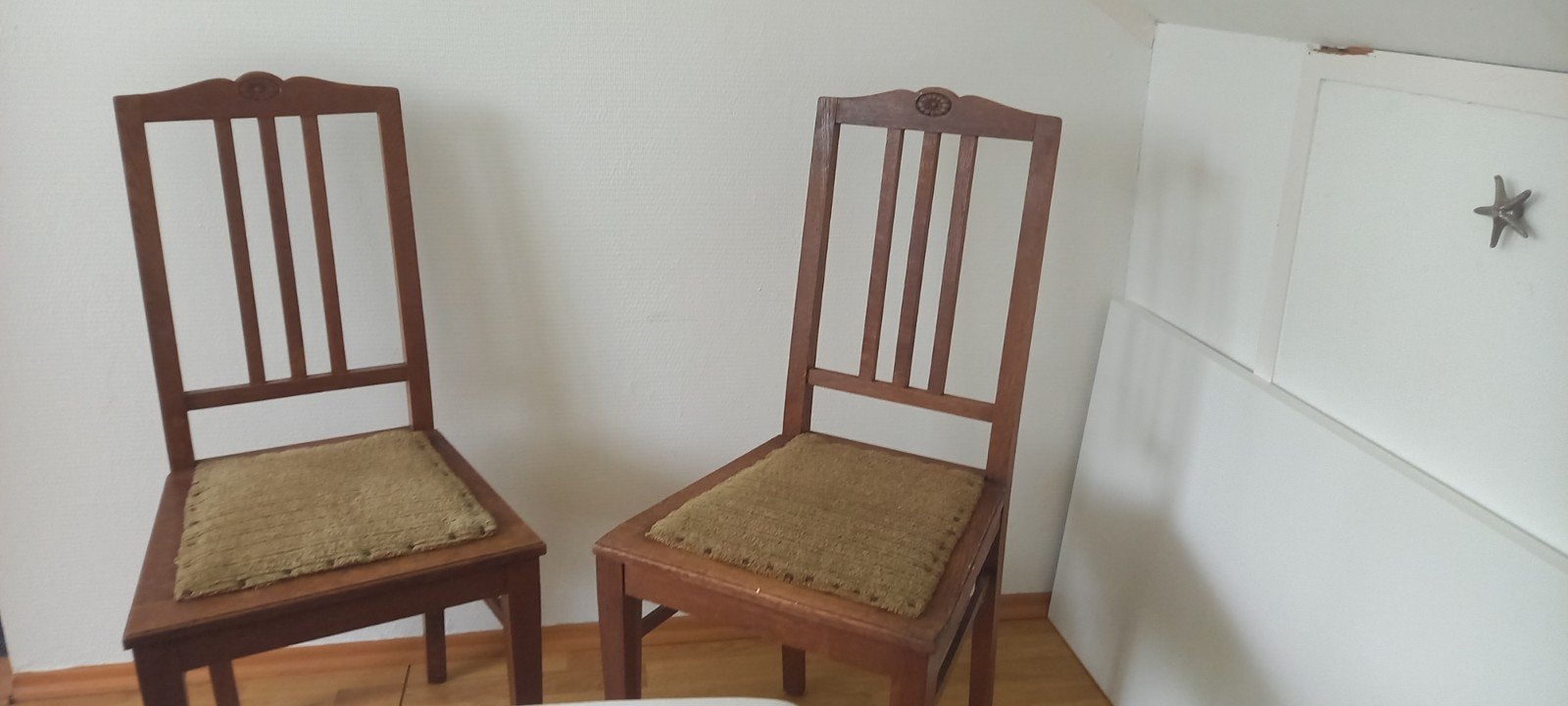Twee klassieke houten stoelen met gestoffeerde zitting, Antiek en Kunst, Antiek | Meubels | Stoelen en Banken, Ophalen