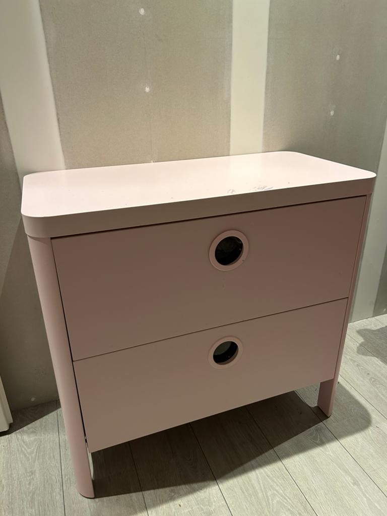 Roze ladekastje met 2 lades wel gebruiksporen, Huis en Inrichting, Kasten | Ladekasten, Ophalen, Overige materialen, Gebruikt