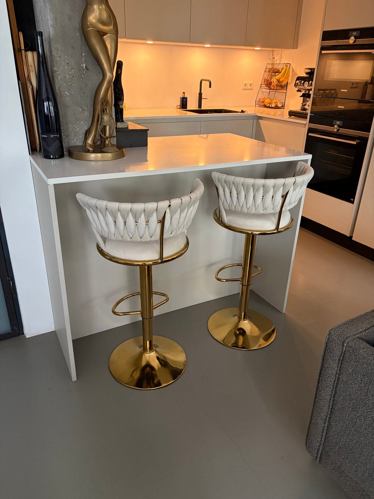 2 barkrukken in hoogte verstelbaar goud creme velvet, Ophalen, In hoogte verstelbaar, 60 tot 90 cm, Zo goed als nieuw