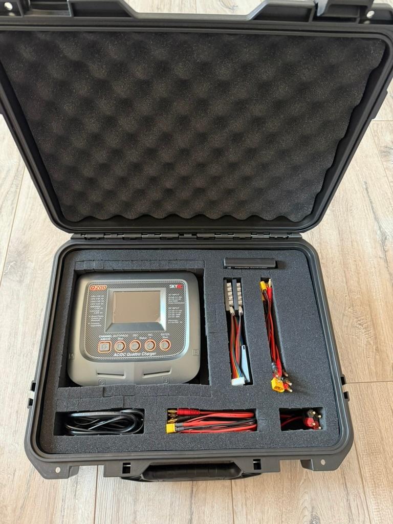 Nieuw: SkyRC Q200 Quattro LiPo acculader 1S-6S incl. koffer, Ophalen of Verzenden, Nieuw, Overige typen