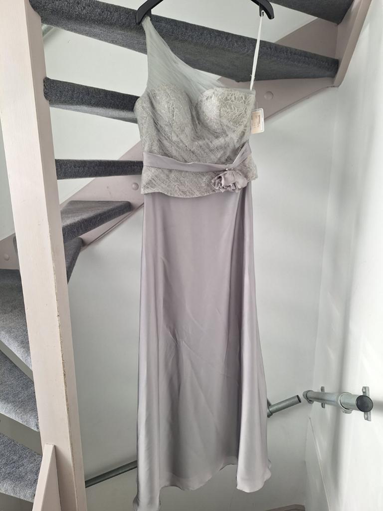 Elegante grijze galajurk met kant en bloem detail, maat 38, Maat 38/40 (M), Galajurk, Nieuw, Ophalen of Verzenden