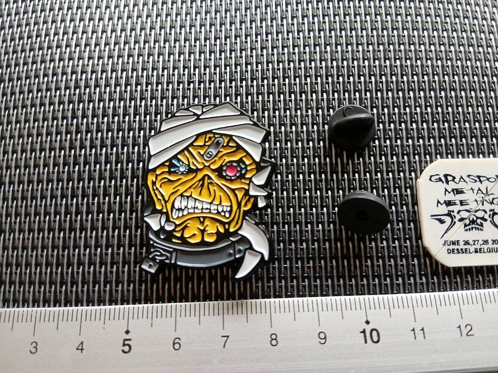 Iron Maiden  erg mooie  Powerslave mummy pin badge speld 13, Verzenden, Nieuw, Overige typen