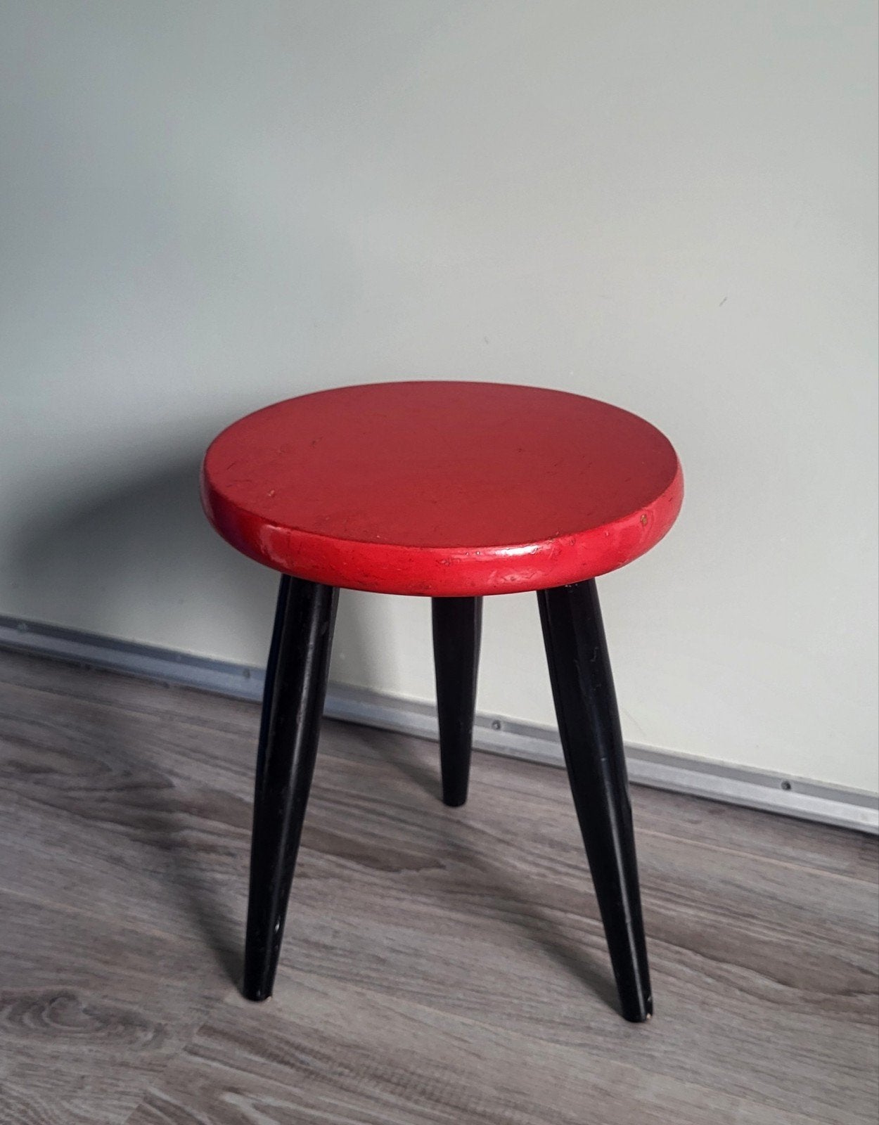 Rood / zwart houten krukje - driepoot, Ophalen of Verzenden, Gebruikt, Hout