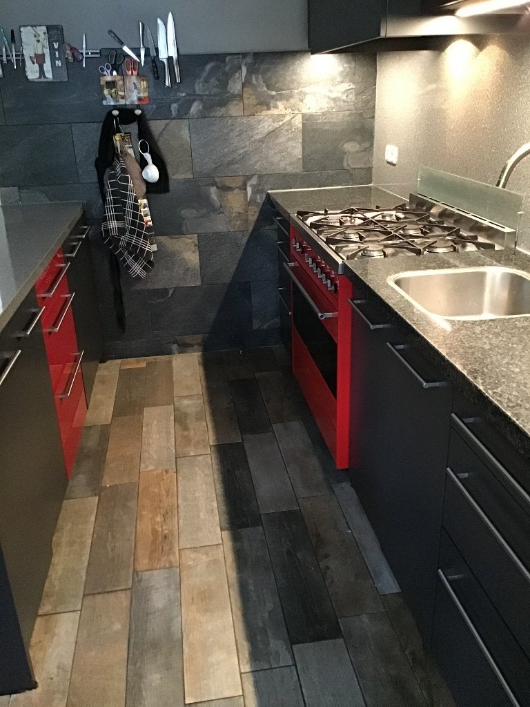 Foto 2 van Nette antraciet/rode keuken met toebehoren!