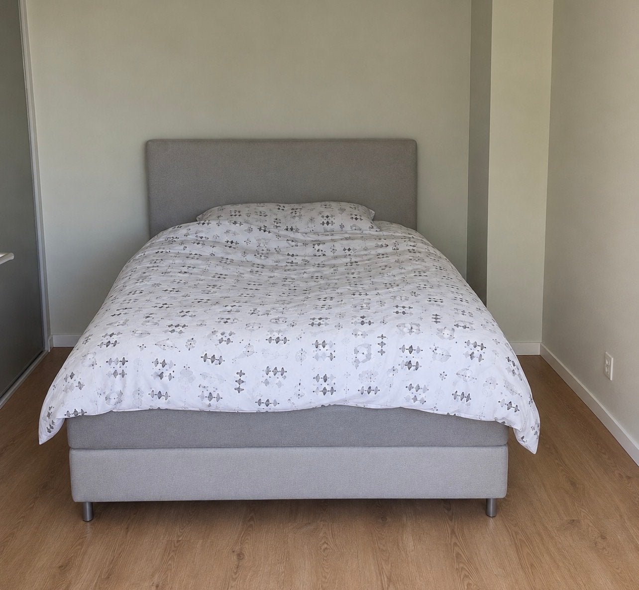 IKEA boxspring 140x200 cm met hoofdbord - lichtgrijs, Huis en Inrichting, Ophalen, Gebruikt, Tweepersoons, 140 cm