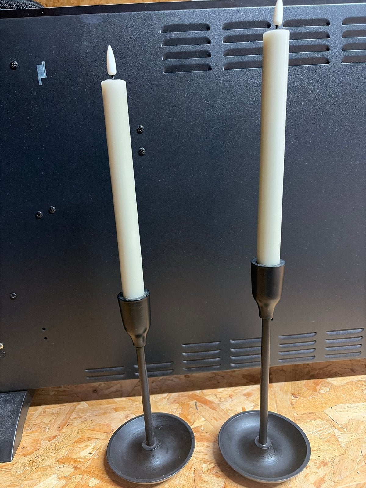 Set van 2 zwarte kandelaars met beige LED kaarsen, Huis en Inrichting, Gebruikt, Zwart, Ophalen of Verzenden, Metaal