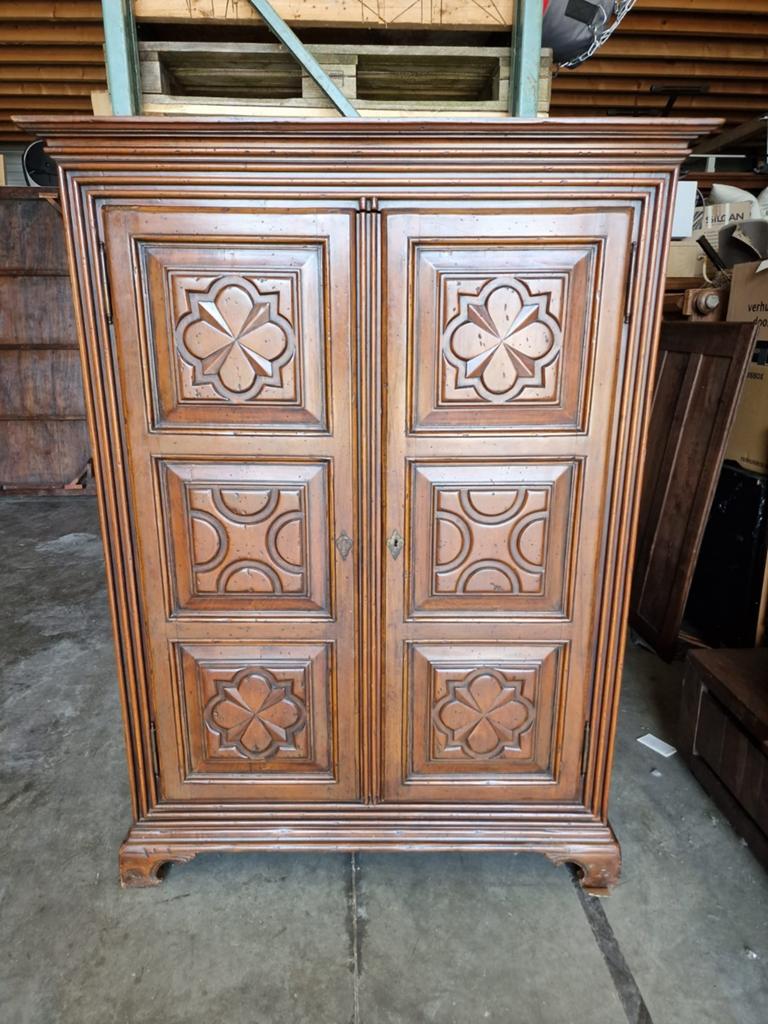 Antieke houten kast met decoratieve panelen, Ophalen
