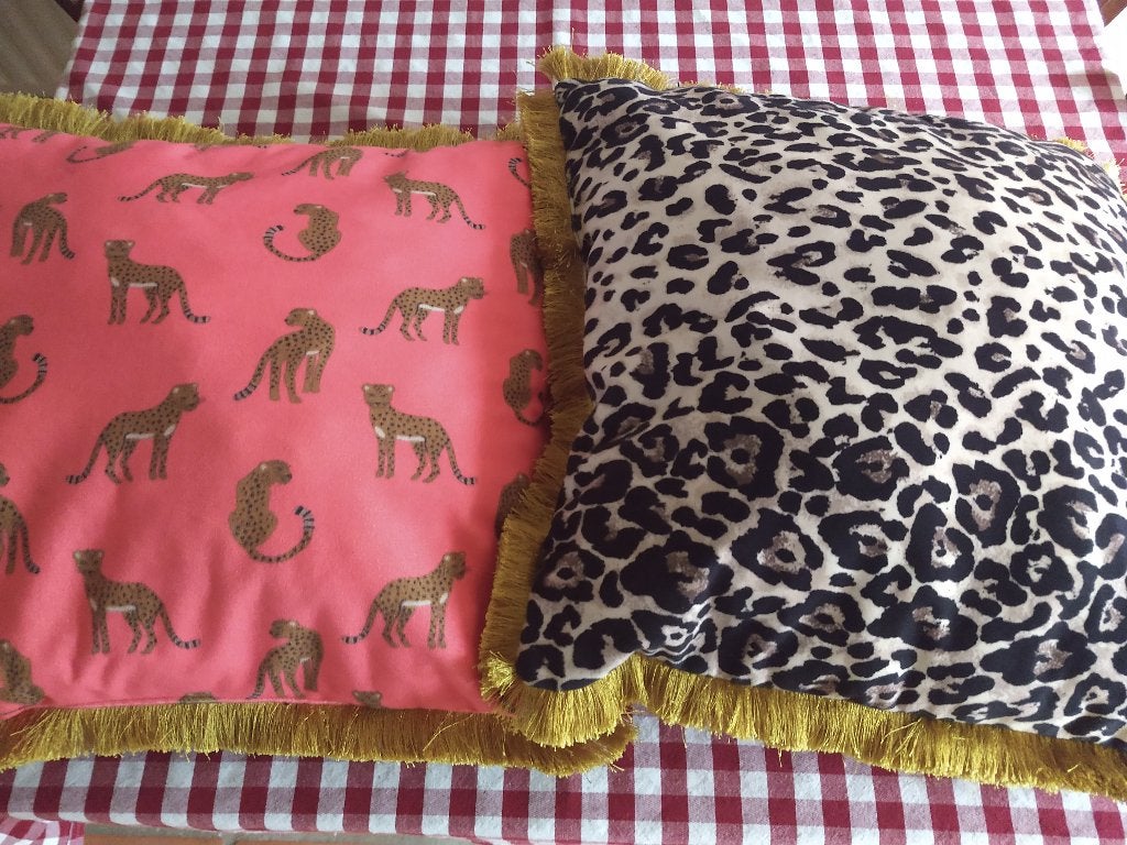 Sierkussens panter. Twee panter kussens samen eur 1, Ophalen of Verzenden, Gebruikt, Vierkant, Sierkussen