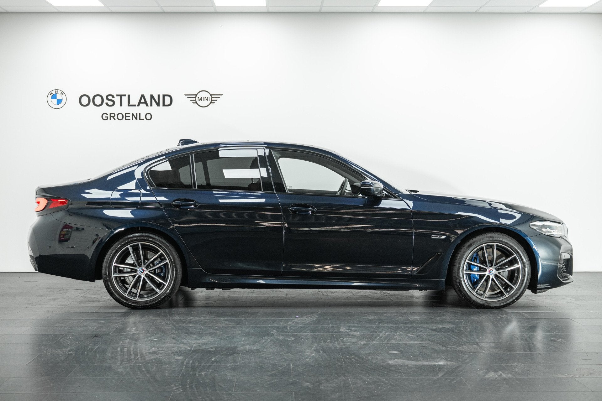 BMW 5 Serie 545e xDrive High Executive M Sport Automaat / Tr, Gebruikt, Zwart, Zwart, Bedrijf