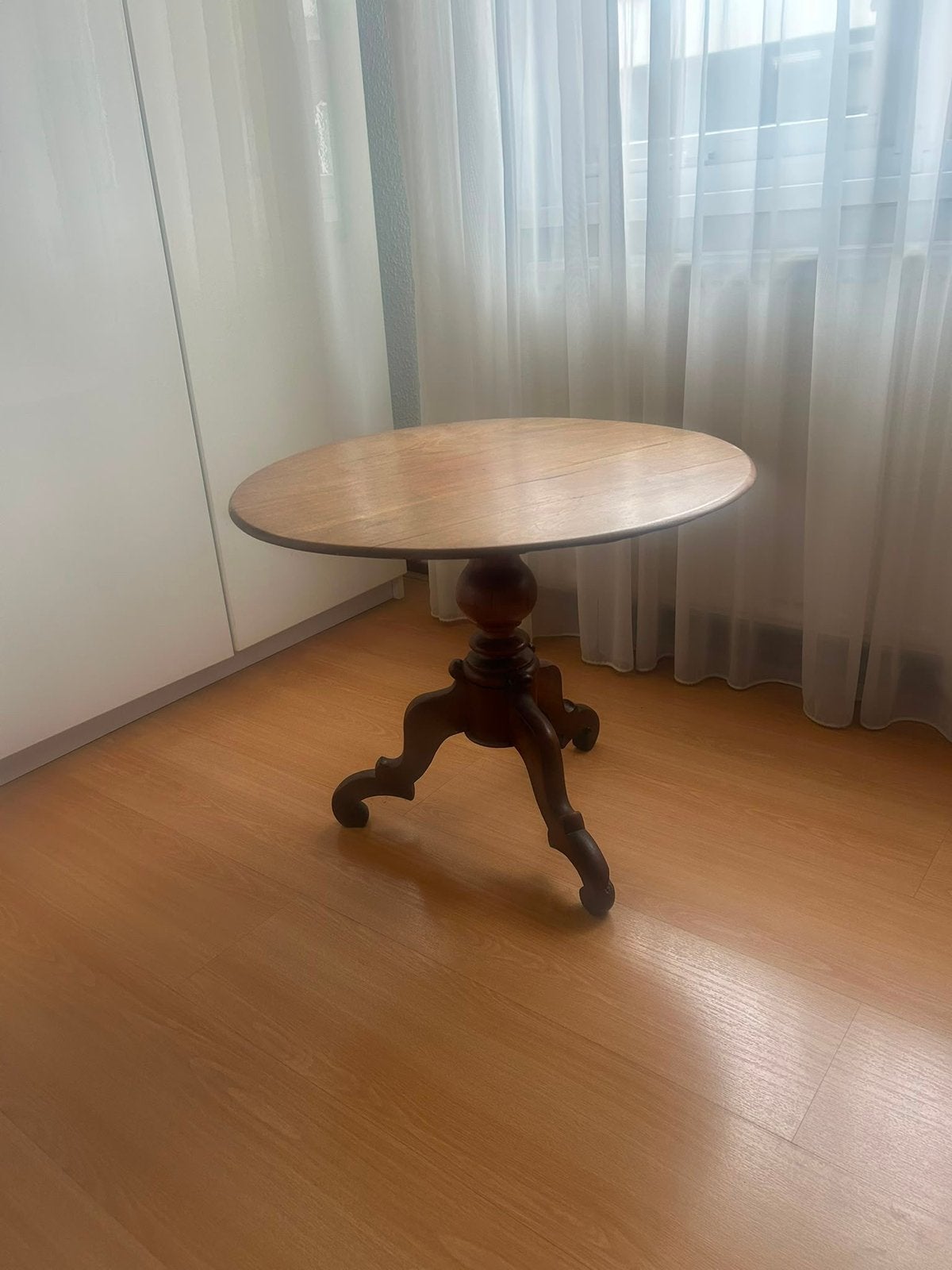Klassieke bijzettafel van notenhout, Antiek en Kunst, Antiek | Meubels | Tafels, Ophalen