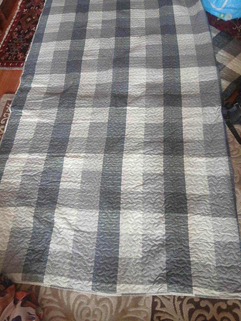 Beddensprei 240x250 cm met 2 kussenslopen 67x78 cm, Ophalen, Gebruikt, Grijs, Deken of Dekbed