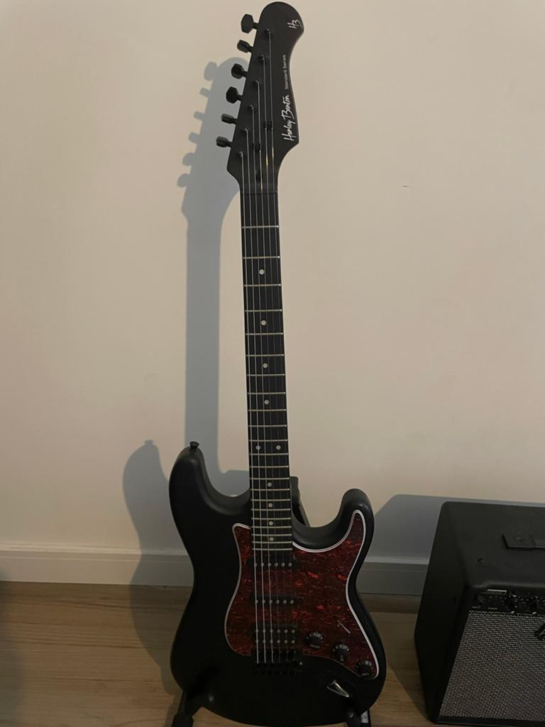 Harley Benton elektrische gitaar met versterker en standaard, Met versterker, Zo goed als nieuw, Solid body, Ophalen