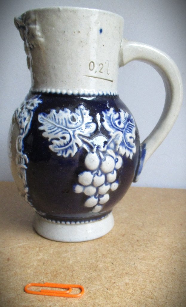 Kan~Antieke zoutglazuur kruik met druivenmotief, 0,2L~Wijn, Ophalen of Verzenden