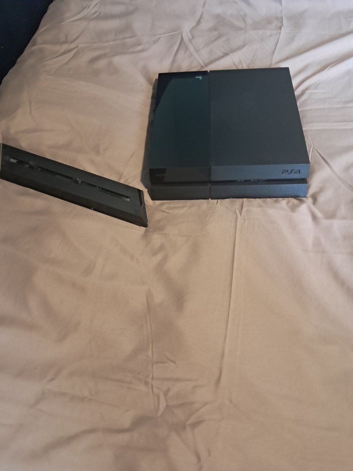Foto 4 van ps4 met gam en een standaart