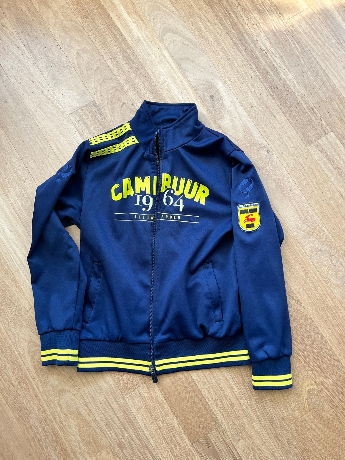 SC Cambuur retro trainingsjack maat 134, Ophalen of Verzenden, Zo goed als nieuw, Jongen of Meisje, Jas