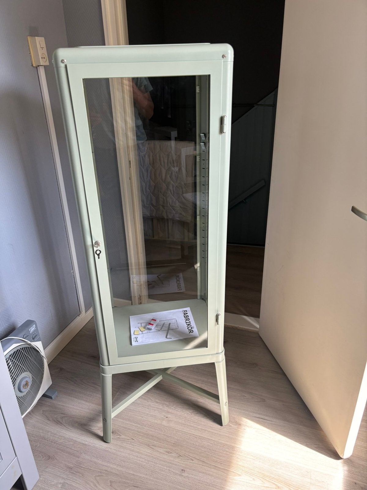 Vitrinekast Fabrikor, Ophalen, 50 tot 100 cm, Zo goed als nieuw, Metaal