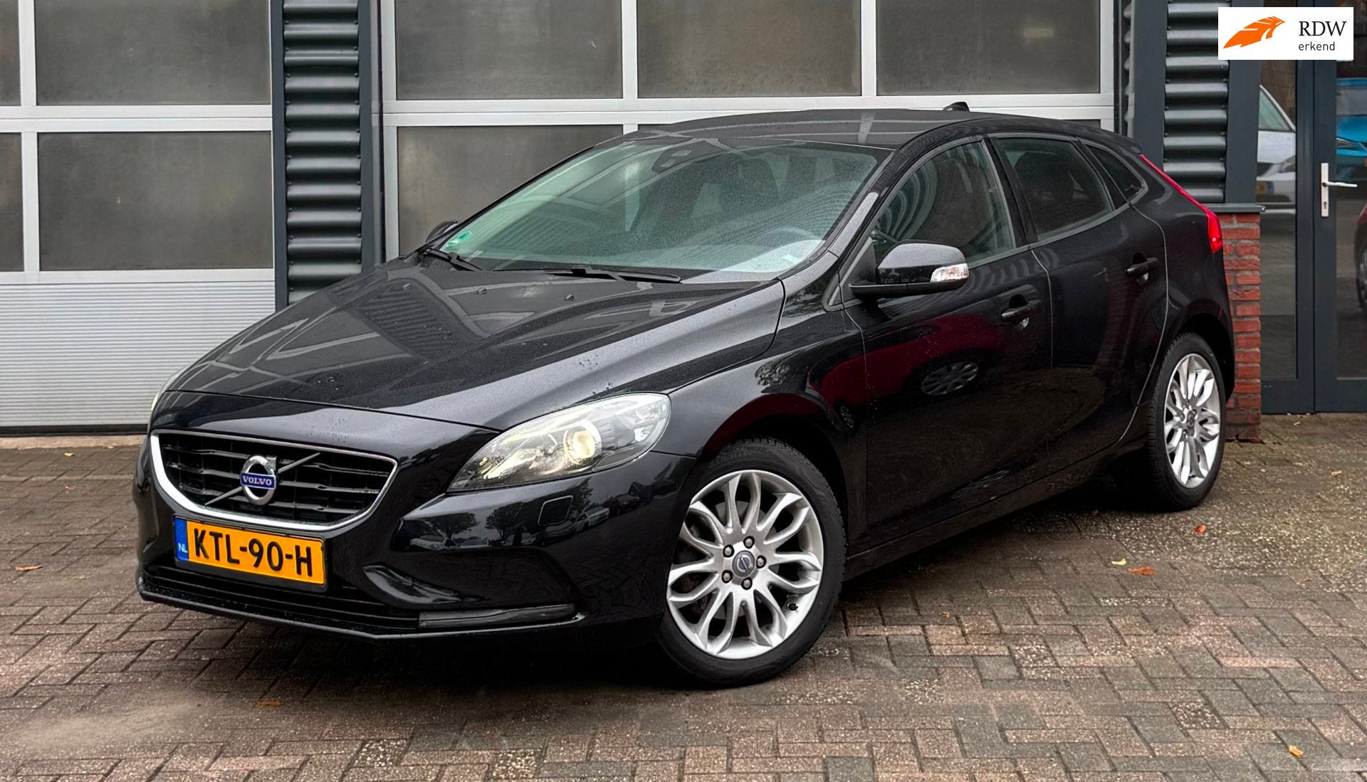 Volvo V40 1.6 T2 R-Design | 120 PK | 61.145 km | Climate Con, Auto's, Voorwielaandrijving, Gebruikt, Zwart, 4 cilinders