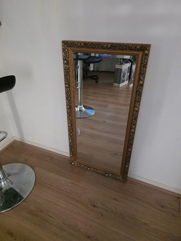 Gouden spiegel met sierlijke lijst, Huis en Inrichting, Woonaccessoires | Spiegels, Ophalen, Gebruikt, 100 tot 150 cm, Rechthoekig