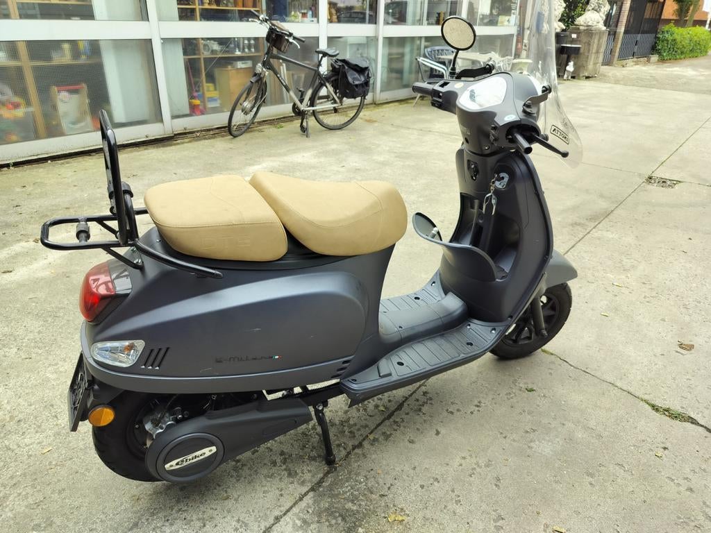 DTS e-milano zonder papieren, Ophalen, Jax, Jax, Jax