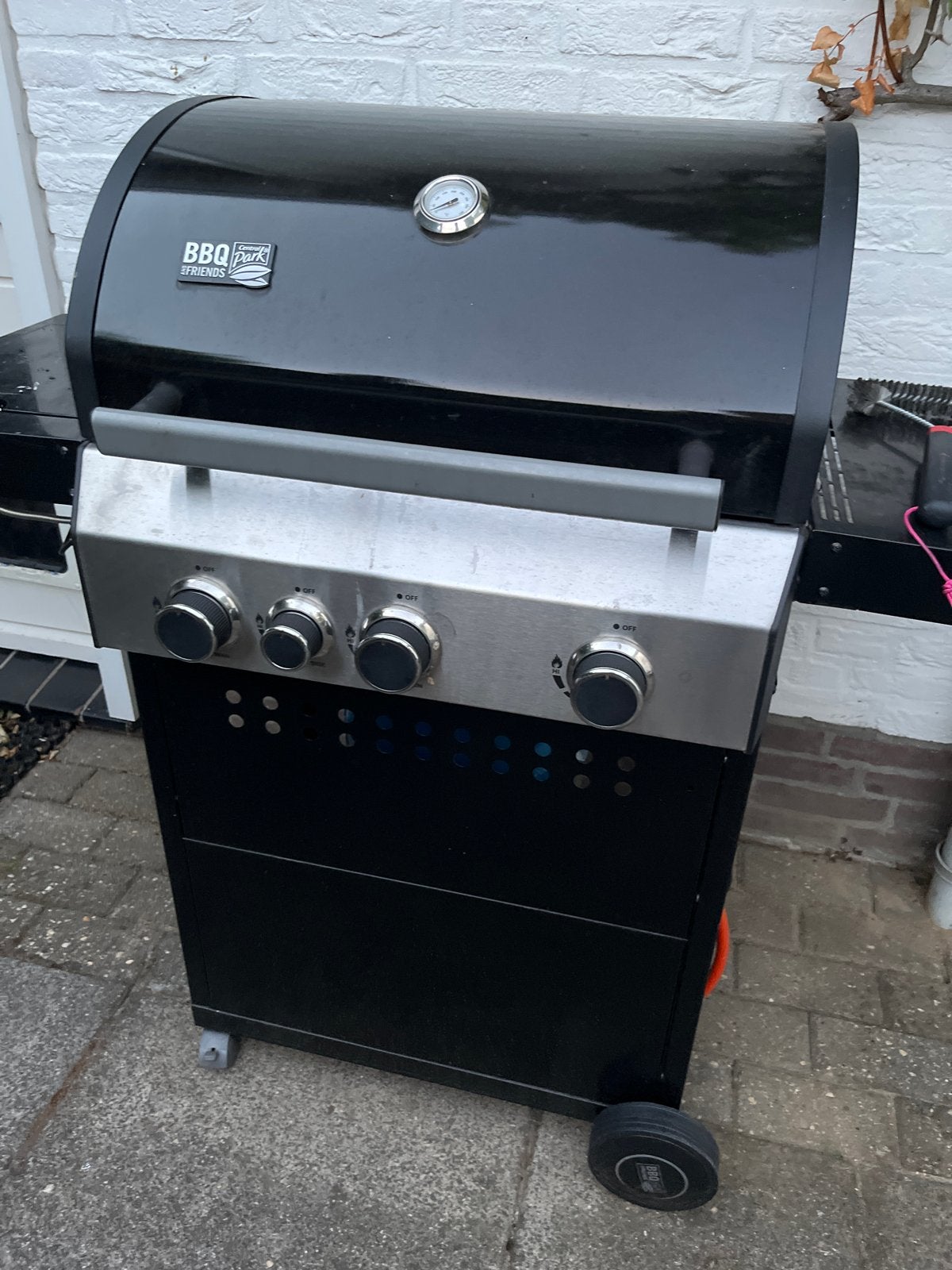 Gratis BBQ Park Friends Gasbarbecue met thermometer, Ophalen, Gebruikt
