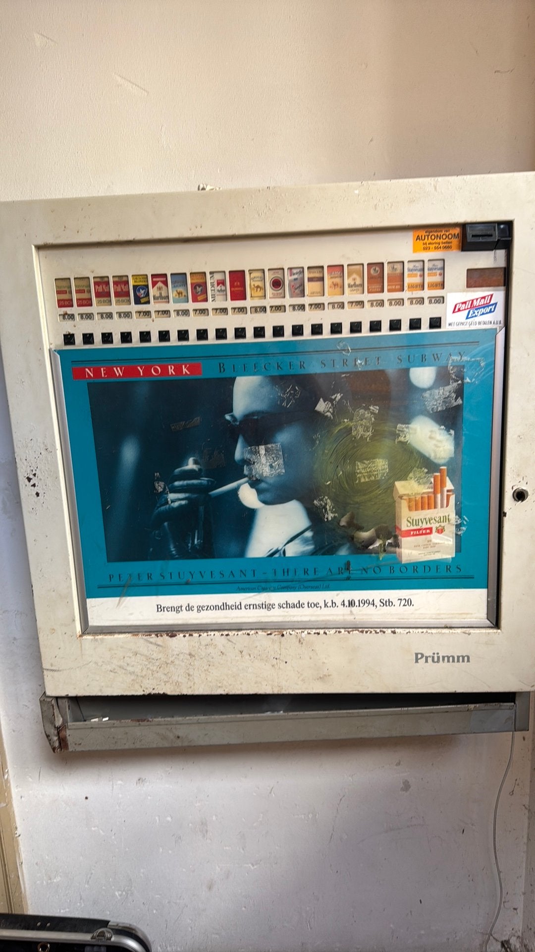 Vintage sigarettenautomaat, Ophalen